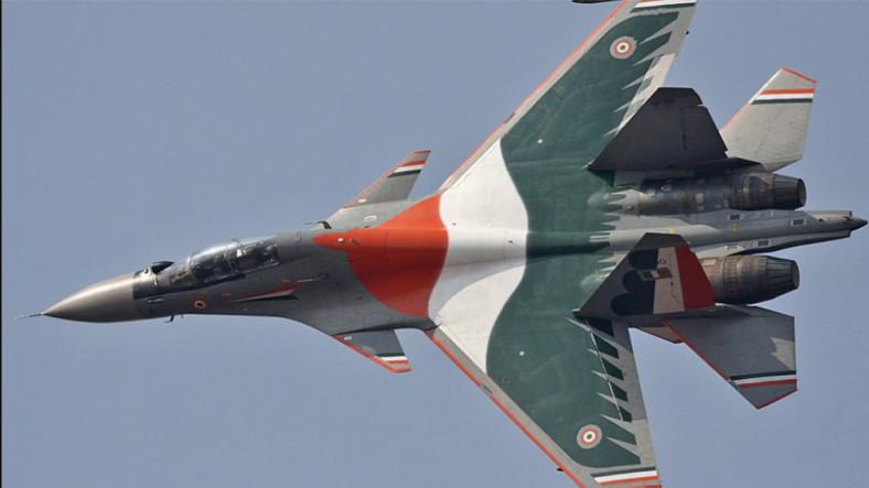 Hindistan’da Bir Jet, Füzelerini Kalkış Pistine Bıraktı