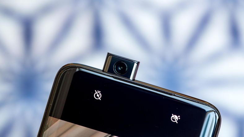 OnePlus 7 Pro, Ön Kamerasının Sağlamlığını Kanıtladı (Video)